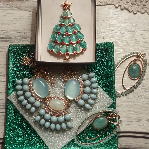 Aqua Moonstone Statement Necklace - Picture 6 of 9